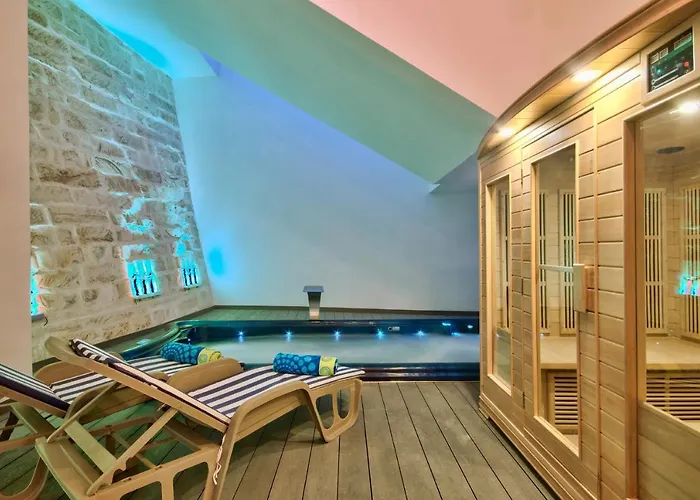 Villa Maltese Luxury - Sunset Infinity Pools, Indoor Heated Pools And More! Mellieħa