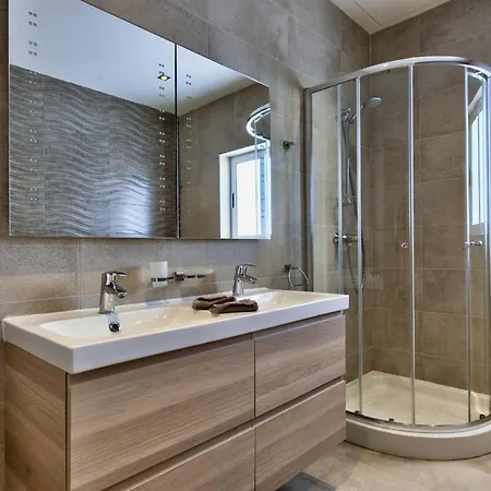 Villa Maltese Luxury - Sunset Infinity Pools, Indoor Heated Pools And More! Mellieha