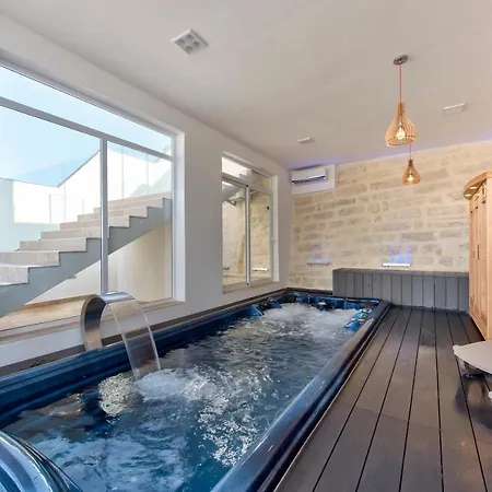 Maltese Luxury - Sunset Infinity Pools, Indoor Heated Pools And More! فيلة