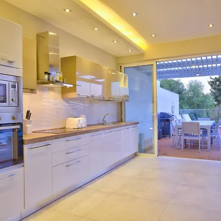 Villa Maltese Luxury - Sunset Infinity Pools, Indoor Heated Pools And More! Mellieha