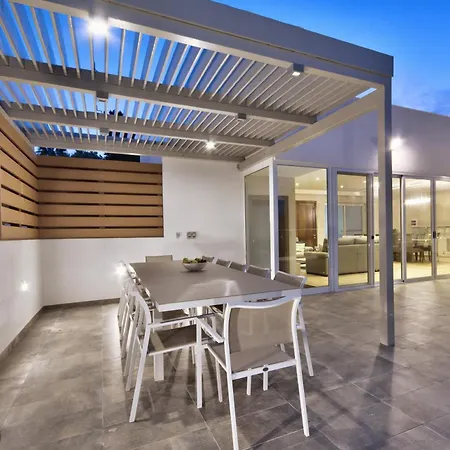 Villa Maltese Luxury - Sunset Infinity Pools, Indoor Heated Pools And More! *