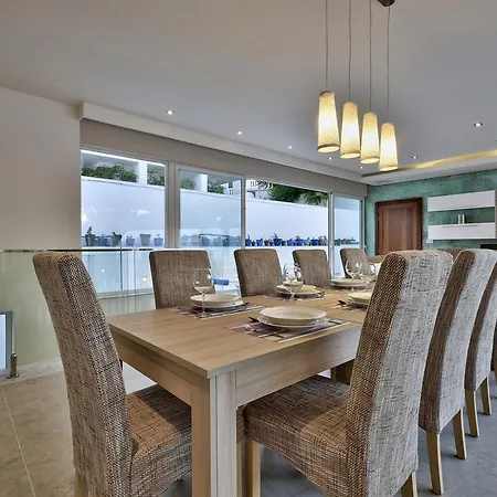 Maltese Luxury - Sunset Infinity Pools, Indoor Heated Pools And More! * المليحة