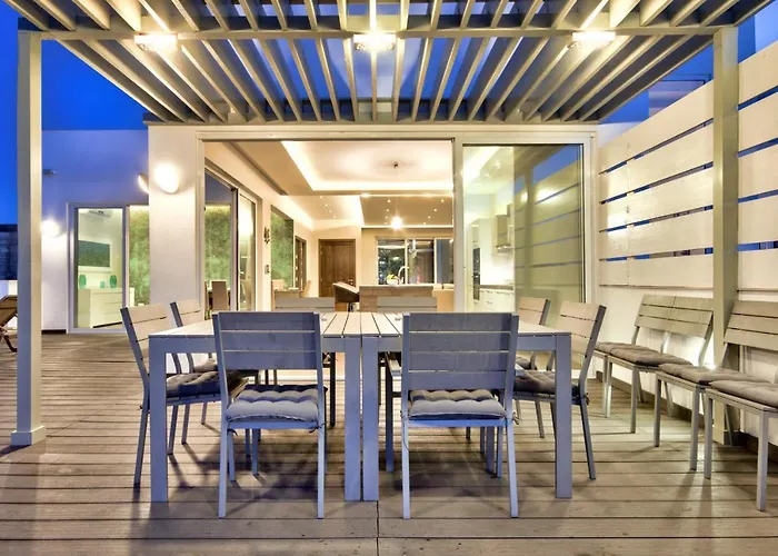 Villa Maltese Luxury - Sunset Infinity Pools, Indoor Heated Pools And More! *