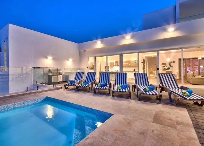 Villa Maltese Luxury - Sunset Infinity Pools, Indoor Heated Pools And More! *