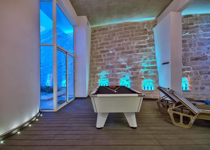 Villa Maltese Luxury - Sunset Infinity Pools, Indoor Heated Pools And More! Mellieha