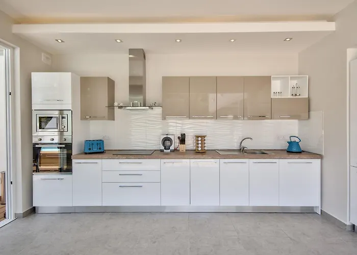 Maltese Luxury - Sunset Infinity Pools, Indoor Heated Pools And More! *