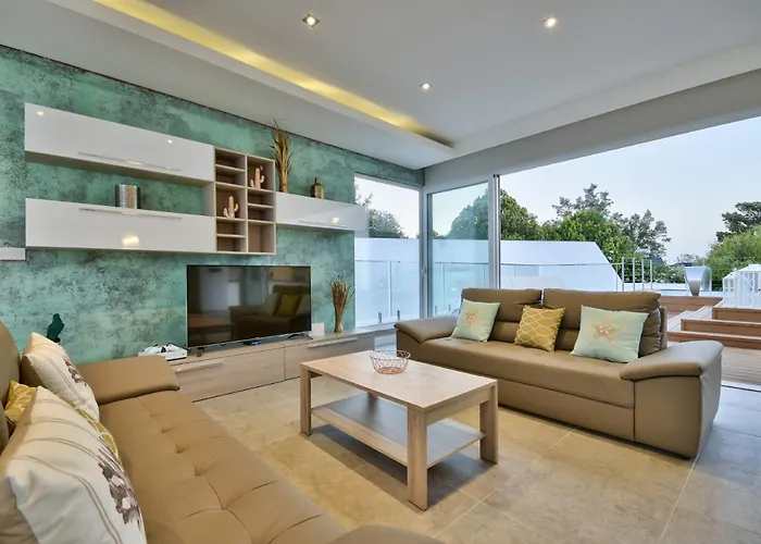 Villa Maltese Luxury - Sunset Infinity Pools, Indoor Heated Pools And More! *